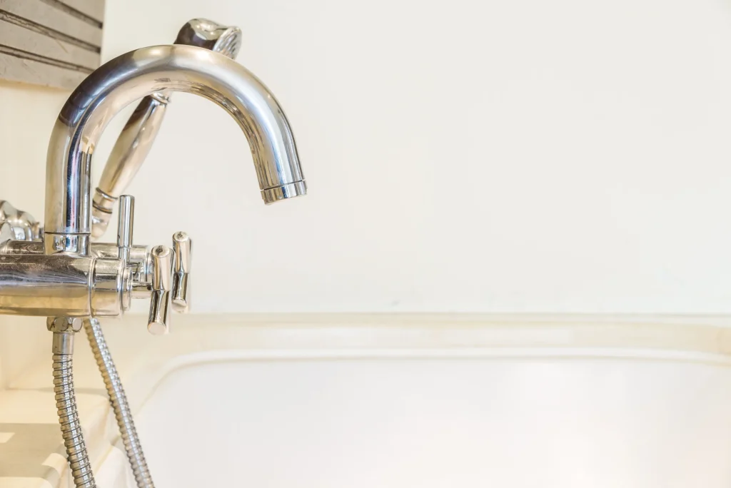Comment déboucher une canalisation de salle de bain