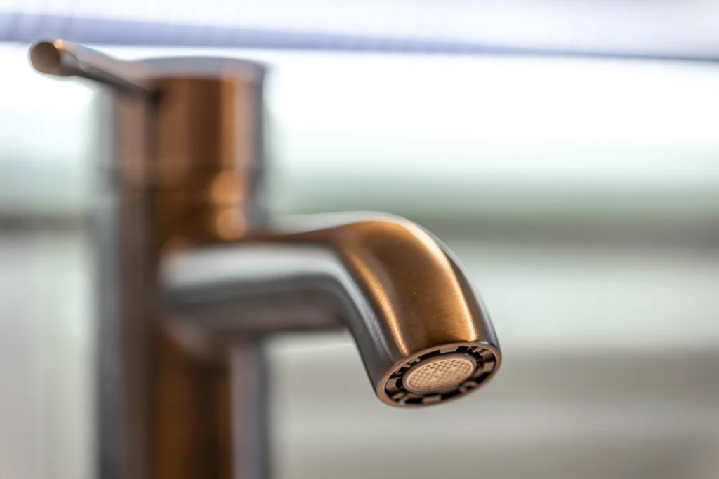 Robinet d'arrivée d'eau bien entretenu pour éviter le grippage