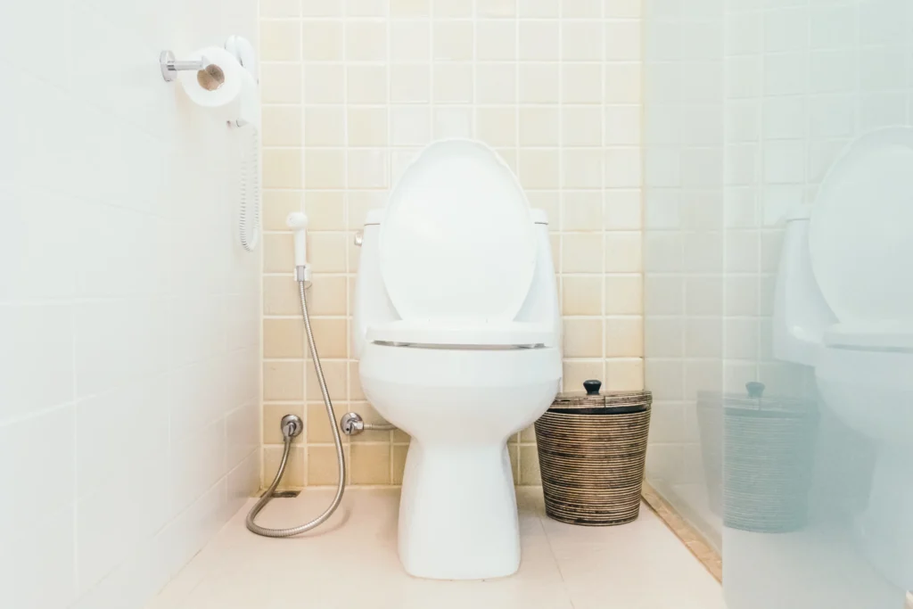 Plombier HelloDepann' réalisant un débouchage de WC dans une commune du Loiret